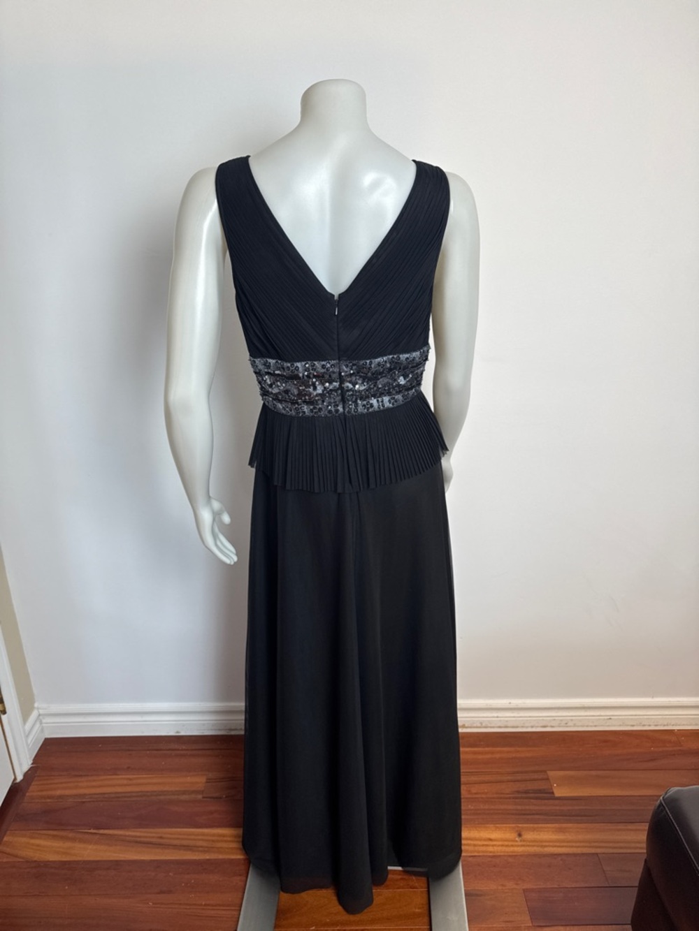 JS COLLECTION - Black Sequin/jewel Embellished V-neck Gown. Pleated peplum. 12 - Picture 6 of 9